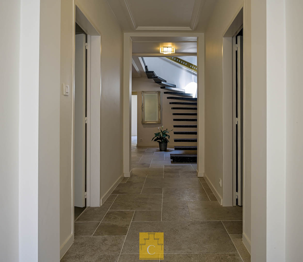 perfect gelegen pas gerenoveerde stadswoning - 340 m2 vloeroppervlakte - met garage, tuin en extra terras op het verdiep - photo 3