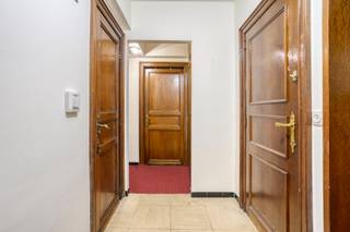 Op zoek naar een ruim appartement met een uitstekende ligging? Dit appartement op de eerste verdieping combineert royale leefruimtes met een centrale ligging en biedt dankzij zijn indeling tal van mogelijkheden. Een ideale basis voor wie een appartement volledig naar eigen smaak wil moderniseren en inrichten.<br /><br /><strong>Ligging</strong>: Het appartement geniet van een rustige, maar tegelijk zeer centrale ligging in het hart van de stad. Winkels, gezellige horecazaken en openbaar vervoer bevinden zich op korte wandelafstand, waardoor u dagelijks geniet van alle voordelen van comfortabel stadsleven.<br /><br /><strong>Indeling van het appartement</strong>: <br />U komt het appartement binnen via een inkomhal die uitgeeft op de ruime woonkamer. De aparte keuken is uitgerust met een kookvuur, dampkap, oven en spoeltafel. Verder zijn er twee slaapkamers, een badkamer met lavabomeubel en bad, en een afzonderlijk gastentoilet. Het appartement beschikt over een overdekte parkeerplaats. <br /><br />Het appartement is momenteel verhuurd aan een huurprijs € 546,60/maand + gemeenschappelijke kosten.<br /><br /><strong>Technische eigenschappen</strong>:
<ul>
	<li>Centrale verwarming op aardgas.</li>
	<li>Gunstige EPC-Label C.</li>
	<li>Elektriciteit niet conform. </li>
	<li>Lift aanwezig. </li>
</ul>
<strong>Extra troeven:</strong>

<ul>
	<li>Centrale ligging dichtbij het stadscentrum en het Deconinckplein.</li>
	<li>Voldoende potentieel om te renoveren naar eigen smaak.</li>
	<li>Goede bereikbaarheid. </li>
	<li>Het appartement is zeer geschikt als investeringseigendom, maar uiteraard ook voor eigen bewoning.</li>
	<li>Inclusief parkeerplaats.</li>
</ul>
<strong>Interesse?</strong> Neem contact op met ons kantoor voor meer informatie of plan een vrijblijvend bezoek aan het appartement. Bel ons op T. 051|201.400 en ontdek de mogelijkheden die dit appartement te bieden heeft.