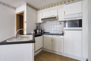 Op de bovenste verdieping van deze kleinschalige residentie, vind je dit op te frissen 2-slaapkamerappartement met balkon terug. Via de traphal...