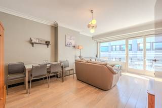 Vanop het terras kan u genieten van een prachtig zijdelings zeezicht. De keuken is uitgerust met kastruimte, frigo en kookvuur. De lichtrijke...