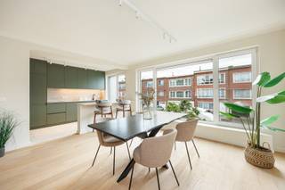 Energiezuinig (EPC A) en gerenoveerd appartement met drie slaapkamers te Deurne! <br /><br />Het appartement gelegen op de eerste verdieping werd in 2026 volledig gerenoveerd met kwalitatieve materialen en bevindt zich in een kleinschalig gebouw met slechts drie wooneenheden. <br /><br />Via de inkomhal komt u in de lichtrijke leefruimte met een open keuken volledig uitgerust met toestellen.<br /><br />Via de hal bereikt men de drie slaapkamers van ca. 14m², 10m² en 8m².<br /><br />De moderne badkamer beschikt over een ruime inloopdouche met regendouche, lavabo en toilet.<br /><br />Ten slotte zijn er ook nog drie privatieve kelderbergingen mee inbegrepen.<br /><br />Belangrijkste troeven:<br /><br />- Volledig gerenoveerd in 2026<br />- Kwalitatieve afwerking en materialen<br />- Kleinschalig gebouw met slechts 3 appartementen<br />- Zeer gunstige EPC score 77 (label A)<br />- Voorzien van zonnepanelen<br /><br />98m² bewoonbare oppervlakte (cfr EPC).<br /><br />Wenst u een bezoek of meer informatie? Dan kan u ons steeds contacteren via info@dvarealestate.be of via 03/297.00.00.