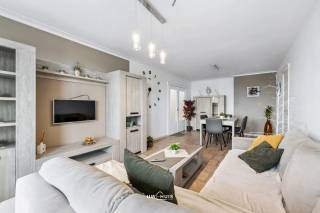 Ontdek de perfecte combinatie van comfort en duurzaamheid in dit instapklare, energiezuinige appartement gelegen in het hart van het gezellige Koningin Fabiolapark. Met één ruime slaapkamer, hoogrendementsbeglazing en overvloedig natuurlijk daglicht, omarmt dit eigentijdse thuis milieuvriendelijk wonen zonder concessies te doen aan stijl. <br /><br />Het gezellige terras biedt een oase van rust, terwijl de strategische ligging dichtbij alle voorzieningen van Sint-Niklaas het ultieme gemak garandeert. Ideaal als investering dankzij de mogelijkheid als verhuuropportuniteit. Ervaar de moeiteloze charme van modern wonen, waar comfort, efficiëntie en locatie samenkomen. Mis deze unieke kans niet om jouw droomappartement te verwerven. Bel ons voor een afspraak op het telefoonnummer: 052/46.38.03. <br />