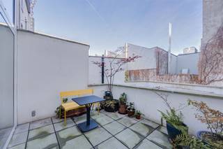 <p><span>Meteen instapklare unieke woning/quadriplex met terras en 3 slaapkamers</span><span>. Gelegen op de hoek van het zonnige De Coninckplein, op wandelafstand van tal van bars, restaurants, winkels en het Centraal Station en de Zoo. </span></p><p><span>Op slechts 5 minuten fietsen voor nabije parken zoals Stadspark of Park Spoor Noord. Deze woning is door AG Vespa ontworpen met veel gevoel voor inrichting en stijl, en wordt vooral gekenmerkt door een zee van licht door de hoge plafonds en grote raampartijen.</span></p><p><span> </span></p><p><span>De woning / het appartement is zeer ruim en heeft een </span><span>bruikbare vloeroppervlakte van ca 183 m² </span><span>en omvat </span><span>4 verdiepingen die als volgt zijn ingedeeld</span><span>:</span></p><p><span> </span></p><p><span>Op het </span><span>gelijkvloers </span><span>bevindt zich een ruime fietsenstalling en vinden we de grote individuele bergruimte.</span></p><p><span>We komen binnen op de </span><span>eerste verdieping</span><span> via een kleine inkomhal met apart gastentoilet. De doorlopende ruimte omvat een </span><span>enorm ruime leefkeuken</span><span>, voorzien van alle moderne comfort. Achteraan geeft dit uit op een </span><span>ruim oostgericht terras</span><span> (ca 3,5x4,5m).</span></p><p><span>De </span><span>leefruimte </span><span>vinden we op de </span><span>tweede verdieping</span><span> terug, en heeft eveneens ramen aan beide zijden. Momenteel ingericht als </span><span>living met leuke mezannine</span><span>. Deze ruimte kan ook ingevuld worden als tv-ruimte, bureau, slaapkamers, ... </span></p><p><span>Op de </span><span>derde verdieping</span><span> bevinden zich </span><span>2 slaapkamers</span><span>, de </span><span>badkamer</span><span>, en een </span><span>berging </span><span>met aansluiting voor een wasmachine.</span></p><p><span>En op de </span><span>vierde verdieping </span><span>tenslotte</span><span>, </span><span>vinden we de ruime </span><span>master bedroom </span><span>met ingemaaakte dressingwand.</span></p><p><span> </span></p><p><span>Troeven:</span></p><p><span>- gunstig EPC</span></p><p><span>- volledig in orde en instapklaar (bouwjaar 2017)</span></p><p><span>- groot terras</span></p><p><span>- elektriciteit conform</span></p><p><span>- geen asbest</span></p><p><span>- vrij bij akte</span></p><p><span>- uniek gebouw</span></p><p><span>- prachtig open zicht op een bruisend plein</span></p><p><span> </span></p><p><span>Ben jij geïnteresseerd in deze woning / dit quadriplexappartement te koop in centrum Antwerpen, ben je op zoek naar ander vastgoed, een investering of wens je de waarde van jouw eigendom te kennen? Dan ben je bij BOLT immo aan het juiste adres! Wij helpen jou graag verder.</span><span> </span></p><p><span> </span></p><p><span> </span></p>