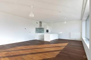 Op een toplocatie langs het kanaal, recht tegenover Tour & Taxis, bevindt zich dit stijlvolle en recente appartement (bouwjaar 2018) op de 2de verdieping. Vanuit het appartement geniet u van een prachtig open zicht over het water, terwijl u tegelijk vlakbij parken, gezellige horeca en vlotte verbindingen naar het centrum woont.<br /><br />Het appartement beschikt over een lichtrijke leefruimte met massieve parketvloeren die doorlopen in de hal en de drie volwaardige slaapkamers. Aansluitend bevindt zich een ruim westgericht terras van 28 m², ideaal om te genieten van de avondzon en het uitzicht op het kanaal.<br /><br />De open, volledig uitgeruste keuken is voorzien van kwalitatieve Siemens-toestellen, waaronder een inductiekookplaat, en sluit naadloos aan op de leefruimte.<br />Verder omvat het appartement drie volwaardige slaapkamers, een volledig betegelde badkamer en een aparte doucheruimte. Dankzij het ventilatiesysteem D en het gunstige PEB B-label geniet u van een energiezuinige en comfortabele woonomgeving. <br /><br />Een autostaanplaats is inbegrepen in de huurprijs. Daarnaast geldt een maandelijkse provisie van €120, inclusief gas. Elektriciteit en water zijn apart ten laste van de huurder.<br />Kortom, een modern en energiezuinig appartement op een uitstekende locatie in Brussel, waar ruimte, comfort en een uniek uitzicht samenkomen.<br /><br />Interesse? Neem contact met ons op voor meer informatie of een bezoek ter plaatse.