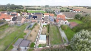 <span><span>Op een <strong>rustige locatie</strong> nabij het <strong>centrum van Nieuwkapelle</strong> bevindt zich deze ruime en <strong>instapklare gezinswoning</strong>. Met een <strong>vlotte verbinding</strong> naar Diksmuide, een prachtig <strong>groen verzicht</strong> en het <strong>comfortgehalte</strong> van de woning is dit de ideale eigendom voor <strong>gezinnen</strong> of als <strong>opbrengsteigendom</strong>.</span></span><br /><br /><span><span><u>Indeling van de ruimtes:</u><br />Gelijkvloers: Via de inkomhal met apart gastentoilet krijgt u toegang tot een lichtrijke en gezellige woonkamer met open, ingerichte keuken. Vanuit de leefruimte heeft u via het schuifraam direct toegang tot het terras en de tuin. De inpandige garage is bereikbaar via de keuken en beschikt over een buitendeur naar de tuin. De tuin is bovendien ook achteraan toegankelijk. <br />Eerste verdieping: 3 slaapkamers, waaronder 2 ruime kamers en <strong>1 p</strong><strong>olyvalente ruimte</strong> (ideaal te benutten als kinderkamer, bureau, dressing, ...). Daarnaast bevindt zich hier ook de badkamer met <strong>dubbele lavabo, toilet, douche en bad</strong>. <br />Tweede verdieping: <strong>Bergzolder</strong> met veel ruimte.<br /><br /><u>Troeven:</u></span></span>
<ul>
<li><span><span>Rustige ligging in Nieuwkapelle met een <strong>vlotte verbinding</strong> naar Diksmuide;</span></span></li>
<li><span><span>Verzicht op het <strong>groen</strong>;</span></span></li>
<li><span><span><strong>Extra voorzieningen</strong>, onder andere een waterverzachter en geïntegreerde geluidsaansluiting in de hoeken van de leefruimte;</span></span></li>
<li><span><span>Inpandige garage;</span></span></li>
<li><span><span><strong>Ruim tuinhuis</strong> en bergzolder;</span></span></li>
<li><span><span>Ideaal als <strong>eigen woonst</strong> of als <strong>opbrengsteigendom</strong>.</span></span></li>
</ul>
<span><span>Wenst u meer info of een bezoek ter plaatse? Neem contact met ons kantoor en we begeleiden u graag verder tijdens een plaatsbezoek. Dit kan op het nummer <strong>051 50 11 51</strong> of per mail via diksmuide@diksimmo.be. </span></span>