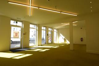 Handelsruimte van ca. 100 m² gelegen in het centrum van Turnhout in onmiddellijke nabijheid van de Grote Markt. <br /><br />Het handelspand maakt deel uit van een kleinschalig project met 4 bovenliggende appartementen. <br />De handelsruimte is netjes ingericht en verdeeld vooraan het pand in een open ruimte, achtergelegen een ruimte met kitchenette, toilet en kelder. Tevens ruime bergruimte met cv-ketel en ventilatiesysteem.<br /><br />Bijzonderheden:<br />* EIGENAAR VOORZIET EEN MOOIE OPSTARTPERIODE WAARBIJ DE EERSTE 6 MAANDEN GEEN HUUPRIJS MOET BETAALD WORDEN<br />* Diverse mogelijkheden (winkel, kantoor,..). <br />* Opslag in de kelderruimte.<br />* achteringang<br />* vooraan het pand zijn 2 inkomdeuren aanwezig