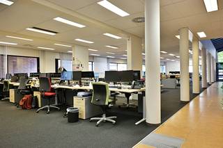 Cette propriété commerciale à vendre est située dans le centre de Roeselare avec une superficie au rez-de-chaussée d'environ 335 m² avec une cave/espace de stockage d'environ 300 m².Fait partie de la copropriété de la « résidence Ter Colghen ». Parking privé à l'arrière où 10 places de parking supplémentaires peuvent être achetées à 7 500€ chacune.Ce bâtiment peut être soumis à l'obligation de rénovation imposée par le gouvernement flamand pour les bâtiments non résidentiels. Pour plus d'informations, veuillez consulter le site web de l'Agence flamande de l'énergie et du climat à l'adresse https://www.energiesparen.be/nr/renovatieverplichting.Vous recherchez un bien immobilier commercial composé de locaux commerciaux à vendre à Roeselare ? N'hésitez pas à nous contacter au 051 21 22 23.