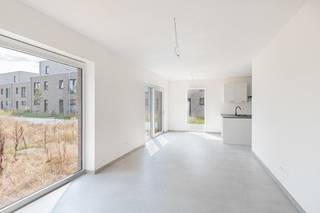 Maak kennis met project “Beversluis” in Rotselaar en ontdek deze moderne en duurzame nieuwbouwwoningen, rustig gelegen in een groene en aangename omgeving. <br />Het project omvat in totaal 18 gezinswoningen, aangevuld met een parking en een overdekte fietsenstalling. Binnen dit aanbod stellen wij nu 6 woningen voor die volledig instapklaar worden opgeleverd.<br /><br />Elke woning wordt volledig afgewerkt opgeleverd, zodat je zonder zorgen kunt verhuizen. De afwerking omvat onder meer gelakte binnendeuren voor een stijlvolle en duurzame uitstraling, professioneel uitgevoerde schilderwerken, tot in de puntjes verzorgd, en een aangelegde tuin en terras, zodat je meteen kunt genieten van je buitenruimte. <br />Dankzij deze complete afwerking hoef je geen extra werken meer te plannen of budget te voorzien. Je kiest voor comfort, kwaliteit en gebruiksklaar wonen vanaf dag één.<br />De woningen beschikken over drie slaapkamers, lichte leefruimtes en een mooie tuin, wat ze bijzonder geschikt maakt voor gezinnen of wie op zoek is naar rust en ruimte. <br /><br />De centrale ligging, dicht bij belangrijke verbindingswegen, scholen en winkels, maakt dit project extra aantrekkelijk.<br /><br />Daarnaast is er veel aandacht besteed aan energiezuinig wonen. Elke woning is uitgerust met vloerverwarming op gas, een ventilatiesysteem en zonnepanelen. Dit resulteert in een laag energiepeil en een optimaal wooncomfort, met een lagere energiefactuur als extra voordeel.<br /><br />Plan eenvoudig een bezoek via de website van Malines-Group en ontdek jouw toekomstige thuis in project Beversluis.