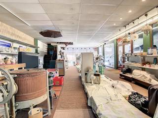 Dit te renoveren pand is centraal gelegen in het dorpscentrum van Bazel.Het pand kan gebruikt worden als handelspand op het gelijkvloers met bovengelegen appartement met drie slaapkamers en zolder met mogelijkheden.Ondergronds is er een volledige onder keldering die dienst deed als magazijn.Het pand kan ook gerenoveerd worden naar meergezinswoningen.Bij behoudt van het gabarit kunnen er vier appartementen gerealiseerd worden met een gemiddeld bruto oppervlak van +/-109m².Naast de winkelruimte is er een doorrit/garage naar de tuin. Het pand is gelegen op een perceel van 930m² en er is dus nog een ruimte tuin van 560m², west georiënteerd.Dit pand is onderworpen aan de renovatieverplichting van de Vlaamse overheid voor residentiële gebouwen (behoudens bij sloop binnen 5 jaar na de aankoop). Consulteer voor meer informatie de website van het Vlaams Energie- en Klimaatagentschap via https://www.vlaanderen.be/een-woning-kopen/renovatieverplichting-voor-residentiele-gebouwenBestuursmaatregelen in het maatregelenregister: in aanvraag