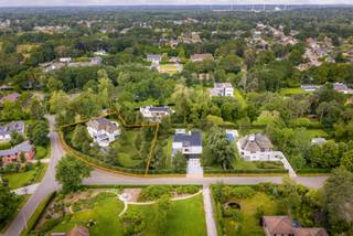 Interesse? Meer informatie op www.SWEVERS.be. - Elegance is een exclusieve sleutel-op-de-deurvilla waar tijdloze architectuur, hoogwaardige afwerking en hedendaags wooncomfort perfect samenkomen. Met zes slaapkamers, een bureau, een dubbele garage en een prachtig aangelegde tuin met zwembad biedt deze villa alle ruimte voor luxueus wonen. Gelegen in de prestigieuze Bloemenwijk van Bolderberg geniet u van een groene, rustige omgeving met een uitstekende bereikbaarheid. Een unieke woonkans voor wie op zoek is naar exclusiviteit, comfort en kwaliteit. Bel ons vandaag nog voor een persoonlijke rondleiding. Wij van Swevers Real Estate helpen je maar al te graag verder. tel. 011 255 155.