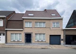 Bent u op zoek naar een ruime woning met veel lichtinval, comfortabele leefruimtes en praktische indeling? Dan zal deze charmante en perfect onderhouden gezinswoning u meteen weten te bekoren.<br />Via de inkomhal met gastentoilet komt u terecht in de royale leefruimte met eet- en zithoek met zicht op de tuin en het terras met buitenberging, wat zorgt voor een aangename verbinding tussen binnen en buiten.<br />De afzonderlijke keuken beschikt over een ruime zithoek met sfeervolle gashaard — de ideale plek om gezellig samen te komen met familie.<br />Verder biedt de woning een dubbele garage, een grote wasplaats, een extra toilet, een inloopdouche en een multifunctionele berging die kan dienen als bureau, eveneens met uitzicht op de tuin. Op de 1ste verdieping bevinden zich 3 slaapkamers, waaronder één met dressing. De moderne badkamer is uitgerust met een lavabo, inloopdouche en toilet. Daarnaast is er een eerste zolderruimte die volledig werd ingericht als gezellige leefruimte met open keuken. Vanuit deze duplex is er toegang tot een fantastisch, volledig afgesloten dakterras(36 m²) — een unieke troef waar u in alle privacy kan ontspannen.<br />Vanuit deze duplex bereikt u een extra slaapkamer en een badkamer met douche, lavabo en toilet. De 2de verdieping biedt nog 2 extra slaapkamers, ideaal voor een groot gezin, hobbyruimte of logeerkamers. Deze woning combineert ruimte, comfort en flexibiliteit op een uitstekende manier en biedt tal van mogelijkheden voor grote gezinnen, zelfstandigen of wie wonen en werken wil combineren. <br />Extra troeven<br />• Zeer ruime en veelzijdige woning<br />• Mogelijkheid tot kangoeroewonen<br />• Dubbele garage<br />• Grote leefruimtes met veel lichtinval<br />• 6 slaapkamers<br />• 3 badkamers/2 keukens<br />• Afgesloten dakterras van 36 m²<br />• Bureau met zicht op de tuin<br />• Extra inrichtbare zolder en droge kelder<br />• Rustig achteruitzicht<br />• Ideale ligging op slechts 1 km van een groot treinstation en verschillende scholen<br />Bij interesse contacteer Kristien: 0475 496218