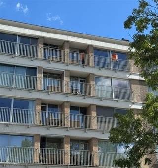 <p><span><span><u>Charmant appartement met 2 terrassen op de 5de verdieping.</u></span></span></p><p><span><span>Het appartement is gelegen op de hoogste verdieping van een appartementsgebouw, in een rustige residentiële wijk van Edegem, vlakbij het park Romeinse Put. Op wandelafstand van bushalte en winkels. </span></span></p><p><span><span>De indeling:</span></span></p><p><span><span>Een ruime woonkamer met veel lichtinval en uitzicht op het mooie parkje aan de voorzijde. De woonkamer beschikt over een sfeervolle schouw met inbouwkachel. De houten vloeren geven het interieur charme en warmte. Aanpalend aan de woonkamer bevindt zich de ingerichte keuken met toegang tot een klein terras. Aan de achterzijde bevinden zich de twee slaapkamers, waarvan één met toegang tot het terras over de volledig breedte van het appartement. Badkamer met lavabomeubel en moderne inloopdouche. Aparte wc.</span></span><br /><span><span>Privatieve kelder in het gebouw. Verder is er ook een gemeenschappelijke fietsenberging voorzien op de ondergrondse verdieping. </span></span><br /><span><span>Elektriciteit is conform. Asbest veilig.</span></span></p><p><span><span>Dit appartement combineert comfort en karakter. Perfect voor wie op zoek is naar een gezellige woonomgeving met voldoende ruimte.</span></span></p><p><span><span><strong><u>Pluspunten</u>:</strong></span></span></p><ul><li><p><span><span>Uitstekende ligging met mooi uitzicht</span></span></p></li><li><p><span><span>Gunstig EPC</span></span></p></li><li><p><span><span>Instapklaar</span></span></p></li></ul><p><span><span>Opgenomen in het maatregelen register: neen.</span></span></p>