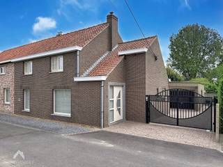 <p>Charmante halfopen woning op een volledig afgesloten perceel van 712 m², gelegen op fietsafstand van Harelbeke en Kuurne. De woning omvat een open inkomhal met apart toilet, een leefruimte met zit- en eethoek en een ruime leefkeuken voorzien van alle comfort. Verder is er een badkamer met bad/douchecombinatie en lavabomeubel, een praktische bergruimte en een lichtrijke veranda met rechtstreekse toegang tot beide terrassen, waarvan één voorzien is van een zonneluifel, en de prachtige zongerichte tuin. De ruime dubbele garage beschikt over een bijkeuken en voorzieningen voor wasmachine en droogkast. Op de verdieping bevinden zich 3 slaapkamers en een trapgat naar de bergzolder. De volledig afgesloten tuin beschikt over verschillende bergingen en een zone voor de moestuin.</p>
<p>Extra troeven:</p>
<ul>
<li>Automatische toegangspoort</li>
<li>Sectionale garagepoort</li>
<li>PVC-ramen met horren</li>
<li>2 regenwaterputten van elk 5.000 liter</li>
<li>Steenput</li>
<li>Volledig afgesloten perceel</li>
<li>Prachtige zongerichte tuin</li>
<li>Gezellige terrassen waarvan een met luifel</li>
</ul>
<p>Deze woning is te koop ZONDER makelaar via het concept van Smart Houses! Wenst u verdere inlichtingen of een bezoek? Contacteer rechtstreeks de eigenaar via <span>+32479788156</span></p>
