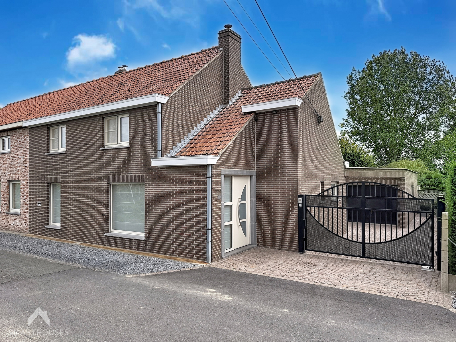 Halfopen woning met 3 slpkrs, dubbele garage en zonnige tuin - foto 1