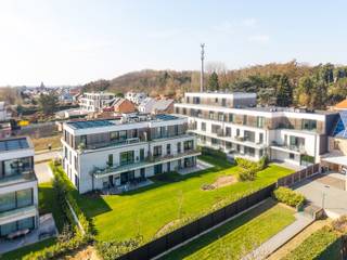 Bent u op zoek naar een huur appartement dat modern comfort combineert met een uitstekende EPC? <br />Homixx Vastgoed stelt u graag dit lichtrijke appartement voor, gelegen in de recente en stijlvolle residentie "Het Land van Beerzel" te Putte. <br />Met een bewoonbare oppervlakte van 90 m² en een hoogwaardige afwerking biedt deze woonst alles wat u nodig heeft voor een zorgeloze toekomst.<br /><br />Bij het betreden van het appartement ervaart u direct de praktische indeling. De ruime leefruimte vloeit naadloos over in de moderne open keuken, die voorzien is van alle hedendaagse comfort. Grote raampartijen zorgen voor veel natuurlijk licht en geven toegang tot het gezellige terras, waar u in alle rust kunt genieten. Naast de keuken bevindt zich een praktische berging.<br /><br />Het appartement beschikt over twee volwaardige slaapkamers, een stijlvol ingerichte badkamer en een apart toilet. Dankzij de aanwezigheid van zonnepanelen en de uitstekende isolatie geniet dit pand van een gunstige EPC-score A, wat resulteert in een zeer laag energieverbruik. <br /><br />Ook aan parkeergelegenheid en stockage is gedacht: in de ondergrondse verdieping beschikt u over een garage met twee staanplaatsen en een privatieve kelderberging. <br />De bewoners kunnen gebruikmaken van de prachtig aangelegde gemeenschappelijke tuin.<br /><br />Er komen nog €140 gemeenschappelijke kosten bij. (€1000 huur + €140 gem kost)<br />Beschikbaar vanaf 01/09/2026