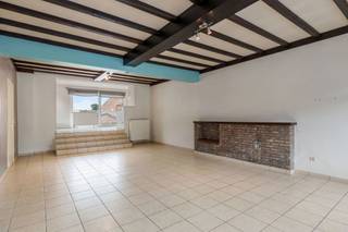 Gelegen in het charmante Vollezele bieden wij u deze instapklare woning aan. De woning beschikt over een inkomhal met gastentoilet, een ruime leefruimte met open, volledig ingerichte keuken en directe toegang tot een groot zonneterras waar het heerlijk vertoeven is. Op de verdieping bevinden zich een ruime badkamer en twee slaapkamers. Via de nachthal geeft een vaste trap toegang tot een grote afgewerkte zolderkamer, die perfect kan dienen als extra slaapkamer, bureau of hobbyruimte. De woning beschikt bovendien over een grote garage, bereikbaar via de Beekstraat. De elektrische installatie is conform tot 2050, het EPC-label is D, wat betekent dat er geen renovatieplicht geldt, en de woning is asbestveilig. Dankzij de gunstige ligging geniet u van een uitstekende bereikbaarheid, op wandelafstand van openbaar vervoer, school en supermarkt OKay. Bent u benieuwd naar deze charmante starterswoning? Contacteer dan snel Sophie via 0496/71.50.59.