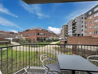 Laken - Mogelijk om gemeubeld te huren - Dit prachtige 2 slaapkamer appartement met terras is gelegen op de 1st verdieping op wandelafstand van het Park van Laken, het Laarbeekbos en de site van Tour & Taxis. Indeling van het appartement:Inkom - volledig geïnstalleerde keuken - leefruimte - eetruimte - gastentoilet - berging - slaapkamer 1 - douchekamer - slaapkamer 2 - terras - kelderberging - Parkeerplaats (+100€)De gemeenschappelijke kosten, onder de vorm van een provisie, bedragen 120,00 EUR/maand en dienen voor het onderhoud van de gemeenschappelijke delen, lift en syndicus.Beschikbaar vanaf 1/06/2026 !Bezoekaanvragen via onze site DEWAELE.com! __________Ontdek dit appartement in Laken, een ideale woonomgeving waar alle voorzieningen, zoals het zwembad van Laken, zich op wandelafstand bevinden.De bereikbaarheid is een van de grootste troeven van deze locatie. Het knooppunt Bockstael, met directe toegang tot metro, tram, bus en trein, bevindt zich op wandelafstand. Bovendien is de trendy site van Tour & Taxis eenvoudig te voet of met de fiets te bereiken via een aangrenzende groene wandelroute.Het gebouw is veilig, modern en goed onderhouden. De aanwezige camerabewaking en de binnenkort te installeren extra beveiligde voordeur zorgen voor uw gemoedsrust. Binnen heerst een prettige en respectvolle sfeer onder de bewoners. De residentie beschikt over een rustige, gemeenschappelijke tuin.