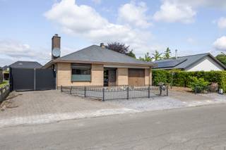Gelijkvloerse gezinswoning met een ruime werkplaats van 140m² op een perceel van 10 are 16 ca.<br />De woning is voorzien van 4 slaapkamers, een inpandige garage en een ruime living met veel lichtinval.<br />Daarnaast is er een gunstige EPC-score van 295 kWh/m² of label C waardoor er geen renovatieverplichting van toepassing is.<br />Het pand biedt een goede basis om naar eigen smaak in te richten.<br /><br />Indeling: (plan in bijlage)<br />Gelijkvloers: <br />+ Inkomhal<br />+ Leefruimte met veel lichtinval<br />+ Keuken<br />+ Achterinkom<br />+ Badkamer<br />+ Apart toilet<br />+ Slaapkamer 1 <br />+ Slaapkamer 2<br />+ Slaapkamer 3 <br />+ Inpandige garage<br /><br />1ste verdieping:<br />+ Ruime slaapkamer met airco<br />+ Zolderruimte (berging)<br /><br />Werkplaats:<br />+ Open ruimte met een zolder op de eerste verdieping<br /><br />Op zoek naar een combinatie van wonen en werkplaats/ opslag? Dan is deze woning zeker iets voor jou.<br />Neem contact met ons op en we helpen u graag verder.
