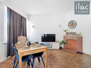 Appartement lumineux bien entretenu au troisième étage d'un immeuble de standing à Ixelles, à proximité de l'Université Libre de Bruxelles (ULB) et...