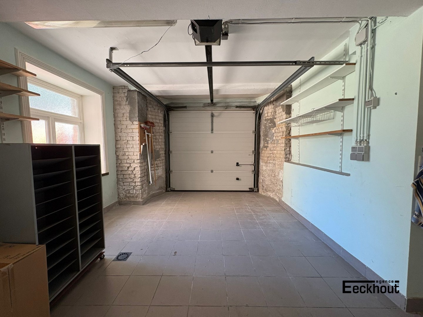 Ruime garagebox met oprit/parkeerplaats op gegeerde ligging - foto 2