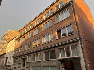 <span>Deze mooie ruime studio in het hartje van Leuven, stelt Immodrome graag aan u voor.<br />De studio, gelegen op de hoogste verdieping, aan de achtergevel, is voorzien van een ruim terras, een zolderberging en een ondergrondse fietsenstalling. <br /><br />Indeling: <br />De studio is gelegen op de vierde en hoogste verdieping van het gebouw. Te betreden met een lift of trap.<br />Voorzien van een leef-en slaapruimte, terras van 6m² met mooi uitzicht! Badkamer met douche, lavabo en wc. Keuken met koelkast, spoeltafel, kookplaat, dampkap. Er is een gemeenschappelijke fietsenstalling. De studio is vlakbij faculteiten economie, sociale wetenschappen, theologie, psychologie, sport, wiskunde, industrieel ingenieur en het Groot-Begijnhof. Op wandelafstand van het station van Leuven, de winkelstraten, etc. <br />Gemeenschappelijke kosten: 87€/maand.<br />Bent u geïnteresseerd om deze studio te bezoeken? Neem dan contact met ons op 016/234723 of mail naar admin@immodrome.be<br /><br /><br /></span>