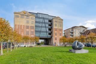 <span><span>Welkom in de<strong> Bloemmolens</strong>, een stukje <strong>industrieel erfgoed vol charme en geschiedenis</strong>. De karaktervolle torens staan al decennialang leeg, maar nu is het<strong> tijd voor verandering</strong>. Het is tijd voor de toekomst. Heden en verleden smelten samen tot een stijlvol appartementsgebouw waar comfortabel, industrieel en duurzaam wonen centraal staat. <br />Om de Bloemmolens terug nieuw leven in te blazen, bouwen we de linkervleugel om tot een <strong>stijlvol wooncomplex</strong>. De toren biedt <strong>26 unieke appartementen</strong> en voorziet ruimte voor<strong> 31 parkeerplaatsen</strong>. Met uitzicht over de Polders of op het stadscentrum, kan je genieten van een adembenemend vergezicht. Door de aanwezigheid van water en groen is het hier telkens opnieuw zalig thuiskomen. <br /><br />De rechtervleugel zal ruimte bieden aan een <strong>unieke horecazaak</strong> (gelijkvloers + 1<sup>ste</sup> verdieping) en verder alsook <strong>kantoorruimte</strong> op de 2<sup>de</sup> tot en met 5<sup>de</sup> verdieping.<br />-><strong> </strong>Deze opportuniteiten zijn op heden nog beschikbaar: Neem contact met ons op en we bespreken graag uw plannen op deze unieke locatie. <br /><br /><u><strong>Aanbod:</strong></u> </span></span>
<ul>
<li><span><span>1 slaapkamer appartementen;</span></span></li>
<li><span><span>2 slaapkamer appartementen;</span></span></li>
<li><span><span>3 slaapkamer appartementen;</span></span></li>
<li><span><span>luxe penthouses.</span></span></li>
</ul>
<span><span><em>De appartementen gecreëerd in de toren worden aangeboden onder registratierechten. De appartementen tussenliggend worden geheel nieuw gecreëerd en vallen bijgevolg onder het btw-stelsel. </em><br /><br /><u><strong>Enkele unieke redenen om uw plaatsje in deze architecturale parel te bemachtigen:</strong></u></span></span>
<ul>
<li><span><span>Indrukwekkende architectuur (enig in zijn soort);</span></span></li>
<li><span><span>Centrale ligging, dicht bij stadscentrum doch genieten van alle rust;</span></span></li>
<li><span><span>Afwerking met alle modernste technieken;</span></span></li>
<li><span><span>Ruime fietsenstalling, parkeerplaats en bergingen beschikbaar;</span></span></li>
<li><span><span>...</span></span></li>
</ul>
<span><span><strong>Wens je een brochure te bekomen waar we de geschiedenis van de Bloemmolens en de nieuwe bouwplannen verder toelichten? </strong><br />Neem dan snel contact op met uw Diksimmo makelaar. We helpen u graag verder. </span></span>