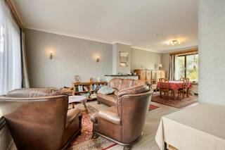 Dewaele biedt dit ruime huis met enorm veel potentieel te koop aan in het gezellige Merksem. De bel-étage beschikt over een bewoonbare oppervlakte van 134 m² op een perceel van 162 m² en is uitgerust met een vernieuwd dak en handige rolluiken aan de achterzijde. <br /><br />De uitstekende ligging in Merksem vormt een belangrijke troef: u woont hier in een aangename, rustige straat met een vlotte verbinding naar de Antwerpse ring. Winkels, scholen en openbaar vervoer bevinden zich op wandelafstand. Buiten kunt u heerlijk genieten van de zonnige, zuidgerichte tuin van 117 m². <br /><br />Bent u op zoek naar een woning waar u uw eigen stempel op kunt drukken? Dit vastgoed biedt tal van mogelijkheden om uw droomwoning te realiseren.<br /><br />Indeling van het huis:<br /><br />- Gelijkvloers: Uitnodigende inkomhal met een gastentoilet, een praktische berging/wasruimte, een ruime inpandige garage en toegang tot de zuidgerichte tuin. <br /><br />- Eerste verdieping: Een lichtrijke leefruimte met een aangename zithoek en eethoek, aansluitend op de functionele keuken. <br /><br />- Tweede verdieping: Drie volwaardige slaapkamers (waarvan twee grote slaapkamers) en een badkamer met douche, wastafel en toilet. <br /><br />Dit interessante huis te kopen in Merksem is een absolute aanrader voor wie op zoek is naar ruimte en een strategische locatie. <br /><br />Bent u geïnteresseerd om dit vastgoed te kopen in Merksem? Aarzel dan niet om ons te contacteren. Had u graag een gratis schatting van uw eigendom via ons immokantoor? Bel ons voor een vrijblijvend gesprek of mail naar yannick.schnorbusch@dewaele.com<br /><br />Bestuursmaatregelen in het maatregelenregister: nee