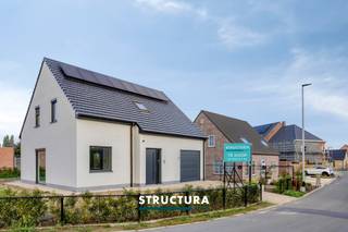 Deze kwalitatief afgewerkte nieuwbouwwoning combineert een centrale en rustige ligging in Mazenzele met een ruime indeling en hedendaags wooncomfort. De open bebouwing bevindt zich op een perceel van 5a 54ca en beschikt over vier slaapkamers, twee badkamers en een ruime inpandige garage. De zuidgerichte leefruimte en het aansluitende terras maken het hier aangenaam wonen, zowel binnen als buiten. Op het gelijkvloers verwelkomt de inkomhal met vestiaire en afzonderlijk gastentoilet u. De ruime leef- en eetruimte vormt samen met de kwalitatief uitgeruste open keuken met eiland het hart van de woning. Aansluitend geniet u van het terras en de mooie tuin, waar u in alle rust kunt ontspannen. De zeer ruime inpandige garage met aansluitende bergruimte vervolledigen deze verdieping.De eerste verdieping telt vier slaapkamers en twee badkamers. De grote badkamer is uitgerust met een ligbad en een douche; de tweede badkamer beschikt over een douchecel. Daarnaast bevinden zich hier een afzonderlijk toilet en een bijkomende berging. De geïsoleerde zolder biedt nog eens circa 40 m² handige opbergruimte.Ook op technisch vlak is deze woning bijzonder compleet. Met een E-peil van 5, zonnepanelen en een lucht-waterwarmtepomp met vloerverwarming en koelmodule staat energiezuinig wooncomfort centraal. Het ventilatiesysteem D (met hygrofunctie) draagt bij aan een aangenaam binnenklimaat. Verder beschikt de woning over een regenwaterput van 10.000 liter en een voorziening voor de installatie van een laadpaal.Een ruime nieuwbouwwoning voor wie rustig wil wonen in Mazenzele, met alle comfort en aandacht voor energiezuinigheid.De verkoop geschiedt met toepassing van btw op de constructiewaarde.Interesse? Contacteer Structura voor meer informatie of een bezoek ter plaatse op 02/460.80.46 of info@structura.be
