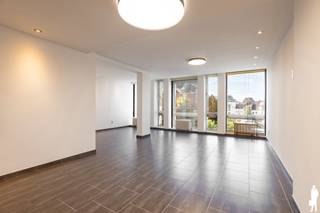 <p><strong><span>Wonen met zicht op de Grote Markt, een zonnig terras van 31 m² en alle ruimte om thuis te komen. Dit tweeslaapkamerappartement van 119 m² combineert het gemak van de Turnhoutse binnenstad met een comfortabele indeling, een gunstig EPC-label B en een inbegrepen autostaanplaats.</span></strong></p>
<p><strong>Even naar de winkel, afspreken voor een koffie of spontaan uit eten: hier liggen de dagelijkse voorzieningen en de gezellige adressen van de stad op wandelafstand. Thuis geniet u van een ruime woonkamer waar grote raampartijen het daglicht binnenbrengen en de Grote Markt het uitzicht vormt. Een plek waar u het stadsleven van dichtbij beleeft, gewoon vanuit uw eigen zetel.</strong></p>
<div>Bij het betreden van het appartement komt u terecht in de inkomhal, die toegang geeft tot de verschillende ruimtes. De ruime en lichtrijke woonkamer geniet dankzij de grote raampartijen van een aangename natuurlijke lichtinval en mooi zicht op de Grote Markt. Aansluitend bevindt zich de open keuken, uitgerust met kwalitatieve toestellen waaronder een oven, een Siemens-vaatwasser en een Miele koelkast met diepvriezer.</div>
<br />
<div>Het appartement beschikt over twee volwaardige en lichtrijke slaapkamers, waarvan één voorzien is van praktische ingebouwde kasten. Beide slaapkamers bieden rechtstreeks toegang tot het ruime terras van maar liefst 31 m², waar u in alle rust kan genieten van het buitenleven.<br /><br />
<div>Verder is er een aparte berging aanwezig, ideaal als extra opslagruimte en voorzien van een aansluiting voor een was-en droogmachine. De badkamer is volledig ingericht met een ligbad, douche, toilet en een dubbele wastafel. Daarnaast beschikt het appartement nog over een afzonderlijk gastentoilet.<br /><br />
<div>Dankzij de centrale ligging bevinden winkels, horeca, openbaar vervoer en andere voorzieningen zich op wandelafstand.<br /><br /><span>Bijzonderheden</span>:
<div>
<ul>
<li>Gunstig EPC-label B: 157 kWh/m²/jaar</li>
<li>Groot terras van 31 m²</li>
<li>Lichtrijke woonkamer met grote raampartijen</li>
<li>Open keuken met Siemens-vaatwasser en Miele koelkast/diepvriezer</li>
<li>Aparte berging</li>
<li>Inclusief autostaanplaats in een afgesloten parkeergarage</li>
<li>Topligging op de Grote Markt van Turnhout</li>
<li>Gemeenschappelijke fietsenstalling</li>
<li>Vaste maandelijkse kosten 150 EUR</li>
</ul>
</div>
</div>
Een ideale opportuniteit voor wie op zoek is naar ruim en comfortabel wonen in hart van Turnhout.</div>
</div>