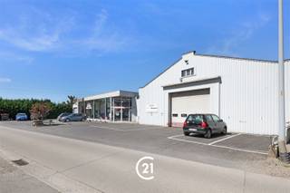 <p>In de Hedekensdriesstraat in Kruisem bevindt zich dit functionele bedrijfsgebouw met een brede waaier aan mogelijkheden.<br />Dankzij de vlotte bereikbaarheid en de praktische opstelling vormt dit pand een interessante opportuniteit voor diverse professionele activiteiten.</p><p>Het gebouw omvat twee magazijnruimtes, een showroom en meerdere kantoorruimtes.<br />Dit pand doet dienst als autogarage en is voorzien van de nodige installaties waaronder een spuitcabine en autobrug.</p><p>Buiten beschikt de eigendom over talrijke parkeermogelijkheden en een privatieve buitenruimte.</p><p>Een veelzijdig bedrijfsgebouw met tal van mogelijkheden op een goed bereikbare locatie in Kruisem.</p>