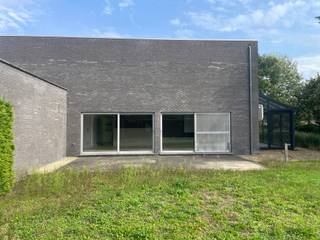 <h2>Prachtige villa te huur op ruim perceel .</h2>
<p>Op zoek naar een ruime en comfortabele villa met een grote tuin, veel bergruimte en een uitstekende woonkwaliteit? Deze prachtige villa biedt een combinatie van <strong>ruimte, comfort en rust</strong>, zowel binnen als buiten.</p>
<p>De woning heeft een <strong>bewoonbare oppervlakte van ca. 184 m²</strong> en is gelegen op een royaal perceel . De ruime tuin biedt volop mogelijkheden om heerlijk te genieten van het buitenleven, te ontspannen of gezellig samen te zijn met familie en vrienden.</p>
<p>De villa beschikt over <strong>3 ruime slaapkamers</strong>, voorzien van <strong>rolluiken</strong>, en biedt dankzij de vele <strong>ingemaakte kasten</strong> bijzonder veel praktische opbergruimte.</p>
<p><strong>De gezellige woonkamer beschikt over een sfeervolle gashaard en een prachtige parketvloer, wat zorgt voor een warme en aangename leefomgeving</strong>. De ruime leefruimtes zorgen voor een aangenaam en comfortabel gevoel. De woonkamer en slaapkamers hebben airconditioning en in de woonkamer bevindt zich een gezellige haardvu</p>
<p>De badkamer is stijlvol ingericht en beschikt over een <strong>ruim badkamermeubel</strong>, een prachtige <strong>inloopdouche</strong> en een toilet. Daarnaast bevindt zich nog een <strong>apart toilet</strong> in de woning.</p>
<p>De <strong>ruime keuken</strong> is praktisch ingericht en voorzien van een <strong>combi-oven, koelkast en diepvries</strong>. Aansluitend is er een <strong>ruime berging</strong>, ideaal voor extra opslag en huishoudelijke voorzieningen.</p>
<p>Ook aan energiezuinigheid is gedacht: de woning beschikt over <strong>zonnepanelen</strong>.</p>
<p></p>