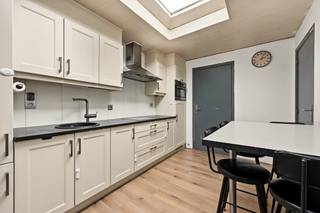 <p><strong>Gezinswoning met 3 slaapkamers, EPC C en conforme elektriciteit nabij het centrum van Turnhout</strong></p>
<p><strong>Omgeving:</strong><br />Gelegen in de Generaal Van der Meerschstraat 9 te Turnhout, op een centrale locatie nabij winkels, scholen, openbaar vervoer en het stadscentrum. Dankzij de gunstige ligging geniet u van een vlotte bereikbaarheid en bevinden alle dagelijkse voorzieningen zich binnen handbereik.</p>
<p><strong>Indeling:</strong><br /><strong>-1: </strong>kelder<strong> 0:</strong> Inkomhal, leefruimte, eetkamer, keuken, badkamer, wasruimte, apart toilet, berging/fietsenberging <strong>1:</strong> 2 slaapkamers <strong>2:</strong> afgewerkte zolderverdieping/ 3de slaapkamer en bergzolder.</p>
<p><strong>Omschrijving:</strong><br />Deze gezinswoning biedt een praktische indeling, drie volwaardige slaapkamers en heel wat nuttige bergruimte. Dankzij de centrale ligging en de conforme elektrische installatie vormt deze woning een interessante opportuniteit voor gezinnen, starters of investeerders.</p>
<p>Via de inkomhal betreedt u de aangename leefruimte die bestaat uit een zit- en eetgedeelte. Aansluitend bevindt zich de keuken, wat zorgt voor een praktische en gebruiksvriendelijke indeling van het gelijkvloers.</p>
<p>Verder beschikt de woning op het gelijkvloers over een badkamer uitgerust met een douche in bad en badkamermeubel. Achteraan bevinden zich een aparte wasruimte en een afzonderlijk toilet. Daarnaast is er een praktische berging aanwezig die ideaal dienst kan doen als opslagruimte voor fietsen en andere benodigdheden. Een extra troef is de achteringang, waardoor fietsen gemakkelijk gestald kunnen worden zonder door de woning te moeten.</p>
<p>De woning is bovendien deels onderkelderd, wat extra opslagmogelijkheden biedt.</p>
<p>Op de eerste verdieping bevinden zich twee slaapkamers. Beide kamers zijn uitgerust met rolluiken, wat zorgt voor extra comfort en privacy.</p>
<p>De afgewerkte zolderverdieping werd ingericht als een volwaardige derde slaapkamer en biedt tal van mogelijkheden als slaapkamer, hobbyruimte of thuiskantoor. Vanuit deze ruimter is er bovendien toegang tot een bergzolder, ideaal voor het opbergen van extra spullen.</p>
<p>Ook technisch scoort deze woning goed met een conforme elektrische installatie en een EPC-label C, waardoor er geen renovatieverplichting van toepassing is.</p>
<p><strong>Troeven:<br /></strong>-<strong> </strong>3 slaapkamers<strong><br /></strong>-<strong> </strong>Afgewerkte zolderverdieping<strong><br /></strong>-<strong> </strong>Deels onderkelderd<strong><br /></strong>-<strong> </strong>Handige berging/fietsenberging<strong><br /></strong>-<strong> </strong>Achteringang voor fietsen<strong><br /></strong>-<strong> </strong>Rolluiken in de slaapkamers<strong><br /></strong>-<strong> </strong>Conforme elektrische installatie<strong><br /></strong>-<strong> </strong>EPC C<strong><br /></strong>-<strong> </strong>Centrale ligging nabij winkels, scholen en openbaar vervoer</p>
<p><strong>Bijzondere informatieplicht:</strong> in aanvraag.</p>