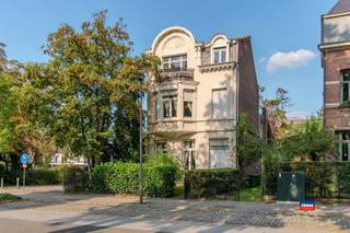 <p><span>HOBOKEN | PRACHTIGE AUTHENTIEKE HERENWONING MET ZES SLAAPKAMERS, GARAGE EN RUIME TUIN OP EEN TOTALE GRONDOPPERVLAKTE VAN 880m² | EPC 491 </span></p><p><span>Indeling als volgt: inkomhal met toegang tot de kelder - ruime leefruimte met hoge deuren/plafonds - eetkamer met toegang tot de tuin - ruime keuken met veel opbergplaats - grote, rustige tuin. </span></p><p><span>Eerste verdieping: traphal - badkamer met mogelijkheid tot uitbreiding.</span></p><p><span>Tweede verdieping: traphal - twee ruime slaapkamers - slaapkamer .</span></p><p><span>Derde verdieping: traphal - twee ruime slaapkamers - slaapkamer.</span></p><p><span> </span></p><p><span>Troeven: </span></p><ul><li><span>Prachtige herenwoning in de gegeerde Louisalei.</span></li><li><span>Ruime oprit, garage en prachtige tuin.</span></li><li><span>Bruikbare ruime kelder.</span></li><li><span>Ruim bijgebouw met garage</span></li><li><span>Dichtbi het centrum, de grote invalswegen, scholen en openbaar vervoer.</span></li></ul><p><span> </span></p><p><span>Voor deze woning geldt een renovatieverplichting wat betreft energiezuinigheid.</span></p><p><span> </span></p>