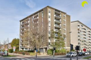 <p><span>Une place de parking est proposée à la vente dans le parking souterrain de la résidence Hestia au coin de Fruithoflaan/Berchemboslaan.</span></p><p><span>La place de parking est accessible par la Fruithoflaan et se situe à -1, (accessible par un portail automatique).</span></p><p><span> </span></p><p><span>* Bonne accessibilité</span></p><p><span>* Stationnement facile et sûr dans votre quartier</span></p><p><span>* Emplacement commercial</span></p><p><span>* Mobilité (bus devant la porte, tram et gare de Berchem à proximité)</span></p><p><span> </span></p><p><span>Informations urbanistiques sur demande.</span></p><p><span>Sensibilité aux inondations :</span></p><p><span>P-score (score de la parcelle) : A</span></p><p><span>Score G (score du bâtiment) : A</span></p><p><span> </span></p><p><span>Pour plus d'informations ou une visite sur place, appelez le 03/449.42.41 ou visitez le site <span>www.habicom.be</span></span><span> </span></p><p><span>Curieux de connaître la valeur de votre bien ?  Vérifiez-la gratuitement sur <span>www.watismijnhuiswaard.be</span></span></p><p><span> </span></p><p><span> </span></p>