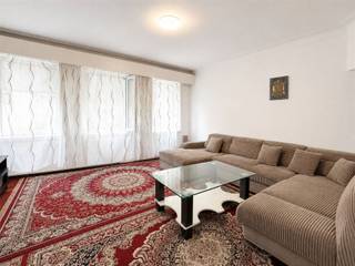 <p><span>Dit appartement bevindt zich open enkele minuten wandelafstand van 't Zuid als dicht bij een van de belangrijke verkeersaders de Jan Van Rijswijcklaan met directe toegang tot de snelwegen. </span></p><p><span>Ook ben je op een boogscheut van bus- en tramhaltes die jou in enkele minuten in het bruisende oude stadscentrum of centraal station brengen. </span></p><p><span>Bovendien ligt het pand nabij het groene Harmoniepark die fitness faciliteiten heeft. Winkels en supermakrten zijn achter de hoek. </span></p><p><span>Via de Lange Lozanastraat kom je snel bij diverse supermarkten en bij de lokale kleinhandelaars. </span></p><p><span> </span></p><p><span>Indeling: </span></p><p><span>- inkomhal</span></p><p><span>- apart toilet </span></p><p><span>- woonkamer</span></p><p><span>- keuken</span></p><p><span>- toegang tot terras/tuintje </span></p><p><span>- nachthal</span></p><p><span>- badkamer met ligbad en lavabo</span></p><p><span>- berging</span></p><p><span>- 2 slaapkamers </span></p><p><span>- kelderberging</span></p><p><span> </span></p><p><span>Bijzonderheden: </span></p><p><span>- forfait gemene delen €50/maand </span></p><p><span>- onmiddellijk beschikbaar</span></p><p><span>- geen lift in het gebouw </span></p><p><span> </span></p><p><span>Lijkt dit appartement in Antwerpen iets voor jou te zijn, ben je op zoek naar ander vastgoed te koop of te huur in Antwerpen of wens je de waarde van jouw eigendom te kennen? </span></p><p><span>Dan ben je bij BOLT IMMO aan het juiste adres! Wij helpen jou graag verder. Bel 03 568 68 06 of mail naar <span>info@bolt.immo</span></span></p><p><span> </span></p>