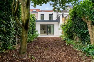 Vlakbij het centrum van Schoten vindt u deze smaakvol gerenoveerde woning waar comfort, licht en functionaliteit perfect samenkomen. Dankzij de kwalitatieve afwerking en energiezuinige voorzieningen is dit de ideale thuis voor wie zorgeloos wil verhuizen.<br /><br />Via de ruime inkomhal met gastentoilet bereikt u de lichtrijke leefruimte met open keuken. De grote schuifdeur creëert een mooie verbinding met de zonnige en afgesloten tuin, ideaal om in alle rust te genieten. Bovendien beschikt de woning over een praktische fietsenberging en een handige kelder.<br /><br />Op de eerste verdieping bevinden zich twee slaapkamers en een stijlvolle badkamer met inloopdouche, lavabo en toilet. De afgewerkte zolderverdieping doet dienst als volwaardige derde slaapkamer en biedt tal van mogelijkheden.<br /><br />Als extra troef is de woning uitgerust met zonnepanelen, wat bijdraagt aan een lagere energiekost en een duurzame toekomst.<br /><br />Bent u op zoek naar een instapklare woning met drie slaapkamers, een doordachte indeling en een rustige ligging in Schoten? Dan is deze eigendom zeker een bezoek waard!<br />Vg, Wg, Gmo, Gvkr, Gvv, geen overstromingsgevoelig gebied