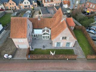 Ruime villa van 594 m² in het centrum van Zoerle-Parwijs op 1044 m². De woning beschikt o.a. over 4 slaapkamers, 2 badkamers, meerdere...