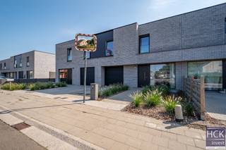 De liggingDeze recente woning (bouwjaar 2020) met een perceeloppervlakte van 286 m² en een bewoonbare oppervlakte van maar liefst 157 m² beschikt...