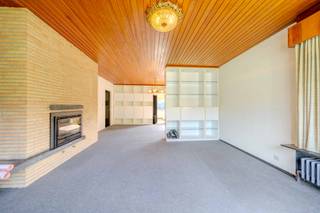 Ontdek deze instapklare woning in een rustige topligging nabij het centrum van Diksmuide. Een ideale gezinswoning waar ruimte, comfort en ligging perfect samenkomen.<br /><br />Deze ruime woning in de Laure Fredericqlaan 22 te Diksmuide verwelkomt je met een aangename inkomhal die leidt naar een lichtrijke leefruimte met zicht op het park. De volledig uitgeruste keuken sluit naadloos aan en biedt alle ruimte voor het dagelijkse gezinsleven. Met maar liefst vijf slaapkamers en twee badkamers is deze woonst uitermate geschikt voor grote gezinnen of wie nood heeft aan extra ruimte voor bureau of hobby. De tuin en het terras vormen een heerlijke plek om tot rust te komen en te genieten van zonnige dagen. De inpandige garage zorgt voor extra gemak. Dankzij de ligging nabij het centrum van Diksmuide bevinden winkels, scholen en het station zich op korte afstand.<br /><br />Interesse in deze woning te koop in Diksmuide? Vraag vandaag nog je bezoek aan via Immo Francois, actief in West-Vlaanderen en omstreken, en laat je begeleiden door ervaren vastgoedexperts.<br /><br />Woning verkopen in Diksmuide? Vraag je gratis schatting aan bij Immo Francois via Diksmuide@immofrancois.be.<br /><br />