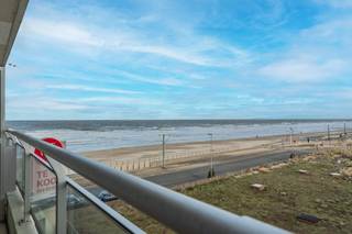 Dit appartement bevindt zich op de derde verdieping van de residentie Long Beach. Het appartement geniet van een ruim terras (9 m²). Het appartement heeft een zeer lichtrijke en aangename leefruimte door de grote raampartijen. De keuken is aansluitend en voorzien van kastruimte. De badkamer heeft een bad met enkele lavabo. De slaapkamer heeft een mooie oppervlakte van 12m². Tevens beschikt dit appartement over een privatieve kelderberging. U bevindt zich op wandelafstand van het casino, winkels en horeca!Indeling:- inkomhall - lichtrijke leefruimte met toegang tot het terras met zeezicht- keuken- slaapkamer - badkamer met enkele lavabo en bad- gastentoilet- ruime privatieve kelderberging.Troeven:- topligging vlakbij aan de Zeedijk en strand- prachtig en open uitzicht richting Oostende- breed terras waar u geniet van een prachtig zicht over zee en de duinen- voldoende parkeergelegenheid in de buurt- nieuwe ramen aan de voorgevel- kelderbergingBent u op zoek naar een aangenaam en lichtrijk éénslaapkamer appartement met terras en prachtig open zicht te koop nabij het centrum van Middelkerke? Aarzel dan niet om uw afspraak vast te leggen!