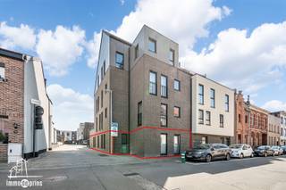 Appartement récent au rez-de-chaussée avec 3 chambres et place de parkingCet appartement prêt à être emménagé allie confort, espace et finitions modernes.L'espace de vie lumineux avec une belle cuisine ouverte - entièrement équipée avec tous les appareils - est le cœur de la propriété.L'appartement comprend trois chambres à coucher spacieuses, une salle de bains élégante avec un meuble lavabo, une baignoire et une douche spacieuse à l'italienne.De plus, vous bénéficierez d'une place de parking et de la commodité de vivre au rez-de-chaussée.Une propriété idéale pour ceux qui recherchent le confort et la fonctionnalité, à proximité des commerces, des écoles et des transports publics.