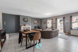<p>Dit energiezuinig en lichtrijk appartement in een kleinschalige residentie, geniet van een uitstekende ligging in de Brugsesteenweg te Mariakerke (Gent), in de onmiddellijke nabijheid van winkels, scholen, openbaar vervoer en met een vlotte verbinding naar belangrijke invalswegen.</p><p></p><p>Dit appartement op de tweede verdieping is bereikbaar zowel via de traphal als met de lift en omvat een inkomhal, een lichtrijke leefruimte, keuken, twee volwaardige slaapkamers, een badkamer uitgerust met ligbad en dubbele wastafel, een praktische bureaukamer en een berging.</p><p></p><p>Het appartement heeft een bewoonbare oppervlakte van ca. 95 m² met als EPC label A.</p><p>Verder is het appartement goed onderhouden en momenteel verhuurd.</p><p></p><p>Interesse om dit appartement te bezichtigen?<br />Plan nu uw afspraak in op het nummer 0499/84.71.00 of via chabelli@vastgoeddevos.be.</p>