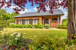 IDEALIS VASTGOED - Aangename karakterwoning op fijne locatie te Pelt. Deze woning omvat maar liefst +-124m² netto bewoonbare oppervlakte op...