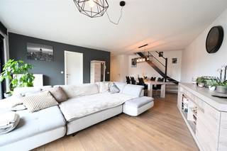 <p><b>Bel appartement à Herselt avec un look moderne et un excellent agencement</b></p><p>Ce bel appartement à Herselt offre une combinaison idéale de confort, d'espace et de design moderne. Avec une surface habitable totale de 139 m², la propriété dispose de tout ce dont vous avez besoin pour un mode de vie agréable.</p><p><b>Disposition et pièces</b></p><p>L'appartement comprend <b>3 chambres à coucher</b> confortablement meublées et bénéficiant de la lumière naturelle grâce aux grandes lucarnes. Les chambres varient en taille, la chambre principale offrant un espace privé parfait. Vous disposez également d'<b>une salle de bains</b> avec des équipements modernes.</p><p><b>Espace de vie et salle de séjour</b></p><p>Le salon et la cuisine ouverte constituent le cœur de l'appartement. Cet espace spacieux avec de hauts plafonds offre une excellente fluidité et est parfaitement meublé avec une grande table à manger et un coin salon confortable. La lumière naturelle qui traverse les grandes fenêtres et les puits de lumière rend l'espace aéré et accueillant. Le design moderne, avec des sols en bois chaleureux et un éclairage élégant, crée une atmosphère accueillante.</p><p><b>Détails de l'appartement</b></p><p>L'appartement se caractérise par un escalier ouvert qui relie élégamment les différents espaces. Les finitions intérieures sont de bonne qualité et les détails sont soignés. La finition blanche des murs et des plafonds, combinée à des touches de bois chaud, forme une base harmonieuse. Magnifiquement agencé, facile à entretenir et habitable immédiatement.</p><p><b>Situation</b></p><p>Situé à Herselt, un endroit agréable et calme en Belgique, avec une bonne accessibilité aux grandes villes.</p>