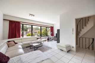 Op zoek naar een instapklare, lichtrijke woning met voldoende ruimte?Deze bel-etage woning is gelegen in een doodlopende straat in een rustige...