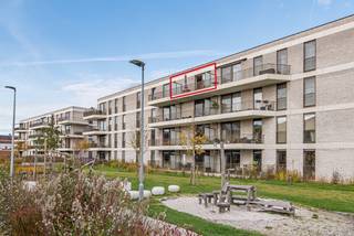 Dit tijdloze appartement werd opgetrokken in 2018 en is gelegen op de derde en dus bovenste verdieping waardoor het een aangenaam uitzicht geeft over het volledige woonerf en de gemeenschappelijke tuin. De indeling is als volgt: inkomhal, 2 slaapkamers, apart toilet, badkamer met dubbele wastafel en inloopdouche, gezellige woonkamer met schuifraam naar het terras toe, berging met plaats voor wasmachine, droogkast en diepvries en een keuken met keramische kookplaat, combi oven/microgolf, koelkast en natuurlijk een afwasmachine. Het appartement heeft een ruim zuid-west georiënteerd terras wat ervoor zorgt dat het vanaf 's middags tot 's avonds laat heerlijk vertoeven is in het zonnetje. Op de ondergrondse verdieping bevindt zich een autostaanplaats. Deze is inclusief in de prijs. TOF APPARTEMENT OP EEN RUSTIGE LOCATIE, TOCH PAL IN HET CENTRUM!