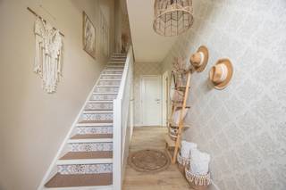 Deze recente woning heeft alles mee! Een mooie tuin, mooi afgewerkt en meer dan verrassend ruim.<br />Kom zeker een kijkje nemen want naast de mooie details zal de ruimte je zeker aangenaam verrassen.<br /><br />INDELING GELIJKVLOERS<br />Inkomhal en apart toilet.<br />Ruime leefruimte met grote keuken en berging. Aan de keuken is er nog en aparte eetplaats.<br /><br />INDELING VERDIEPING<br />Hier zijn er 3 slaapkamers, waarvan 1 met dressing.<br />De badkamer is ingericht met een inloopdouche, dubbele lavabo met meubel en een ligbad.<br />Verder is ook hier nog een apart toilet voorzien.<br /><br />Via vaste trap gaan we naar de dakverdieping (35m² vloeropp.). Deze werd afgewerkt en is voorzien van kastenwanden. Deze ruimte is een hele ruime 4e slaapkamer of mogelijks nog op te delen tot 2 slaapkamers of andere.<br /><br /><br />BIJZONDERHEDEN<br />Centrale verwarming op gas.<br />Mogelijkheid tot bouwen van een carport naast de woning.<br />Zonnepanelen.<br />Bruikbare vloeropp. vlg EPB = 227m².<br />Stedenbouwkundige inlichtingen zijn in aanvraag.
