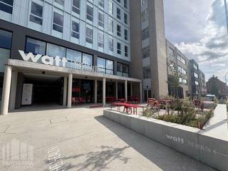 Gelegen op een toplocatie in <strong>Gentbrugge</strong>, bevindt zich dit moderne businesscenter <strong>"Watt The Health" </strong>op korte afstand van het centrum van Gent. Dankzij de ligging nabij de R40 en de E17 en het openbaar vervoer in de directe omgeving, is het kantoor vlot bereikbaar.<br /><br />Deze instapklare all-in kantoorruimte van 38 m² biedt plaats aan <strong>9 werkplekken</strong> en combineert een professionele werkomgeving met tal van gedeelde faciliteiten. U kunt gebruikmaken van moderne vergaderruimtes, phone booths, een stijlvolle lounge, volledig uitgeruste keuken en een aangenaam rooftopterras. Daarnaast beschikt u over 24/7 toegang tot het businesscenter, een onthaaldienst en een fietsenstalling.<br /><br /><strong>ALL-IN PRIJS</strong>: internet, onroerende voorheffing, verwarming, elektriciteit, schoonmaak en het gebruik van de gedeelde faciliteiten zijn inbegrepen in de huurprijs. Bovendien is een flexibele huurtermijn mogelijk, afgestemd op de behoeften van uw onderneming.<br /><br />Neem vandaag nog contact op met <strong>Simon </strong>PANORAMA B2B GENT KANTOREN voor meer informatie of om een vrijblijvend plaatsbezoek in te plannen via het nummer <strong>0477 44 39 30</strong>.