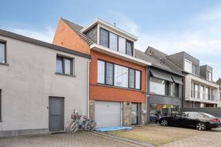Disposition Rez-de-chaussée :- Hall d'entrée sur sol carrelé.- Garage intérieur (actuellement non utilisé comme garage) avec espace de rangement à l'arrière avec raccordement pour lave-linge et sèche-linge et accès au jardin.- 1 chambre à l'arrière avec vue sur le jardin.Premier étage :- Salon spacieux et lumineux, divisé en salles à manger et salon.- Cuisine rénovée avec tous les appareils nécessaires et de nombreux espaces de rangement.- Salle de bain avec toilettes, douche à l'italienne, lavabo et sèche-serviettes.Deuxième étage :- Deux chambres complètesDétails :- Année de construction : 1972, K.I. 892€- Superficie du terrain : 291 m²- EPC :... kWh/m², électricité non conforme, certificat amiante en préparation.- La maison a été en grande partie rénovée et rafraîchie au cours des 3 dernières années. Finition ultérieure par l'acheteur lui-même. - Emplacement idéal sur la Bredabaan (allée autoroutière à proximité, commerces, écoles,...).- Jardin arrière calme avec beaucoup d'intimité.Intéressé ? Demandez votre visite via veerle.pierar@dewaele.com ou le 03/369.42.50.(ré) Acheter ou (louer) dans le Noorderkempen ?Si vous avez des questions, vous pouvez toujours nous contacter ! Immobilier DewaeleRegistre des mesures: non