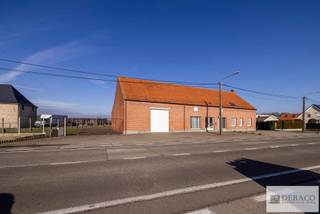 Deze woning is gelegen op een perceel van 8.837 m² en combineert ruimte met een mooi perceel weiland.<br /><br />Binnen in de woning word je verwelkomd in de inkomhal die toegang verleent tot de leefruimte, de keuken, de kelder, de traphal, de wasplaats & het aparte toilet. De leefruimte staat in directe verbinding met de keuken. Vervolgens krijgt u vanuit de keuken toegang tot de veranda. De veranda geeft toegang naar buiten en ook tot de naastgelegen praktische berging / wasplaats die zoals voordien vermeld ook een deur naar de inkomhal heeft waar de traphal naar de eerste verdieping zich bevindt. Naast de inkom ligt de garage met aanpalend een grote bergruimte. <br /><br />Op de eerste verdieping bevinden zich 3 slaapkamers, een badkamer, en een apart toilet. <br /><br />Aanpalend aan de woning ontdek je nog een grote polyvalente ruimte van 85m². Daarnaast bevat deze ruimte nog 2 burelen, een apart toilet, een opslagruimte & een garage. De grote polyvalente ruimte is rechtstreeks toegankelijk vanuit de straatkant & geeft ook toegang tot de tuin en is ideaal om als winkel, toonzaal, sportzaal, werkplaats, hobbyruimte of atelier in te richten. De volledige bovenverdieping van de polyvalente ruimte & opslagruimte kan benut worden om zaken te stockeren.<br /><br />Rechts van de woning loopt een wegenis van 3 meter breed naar achteren.<br />Achteraan bevindt zich een magazijn van 500m², ideaal als opslagruimte.<br /><br />De woning is omgeven door een prachtige tuin met agrarisch zicht en achteraan ideaal om helemaal tot rust te komen.<br /><br />Vooraan zijn er 2 putten (5.200 liter) stookolie aanwezig. De EPC-waarde bedraagt 1074 kWh/m² jaar (Renovatieplicht)!<br /><br />Troeven:<br />+ Toplocatie<br />+ Perceel van 8.837 m²<br />+ Ruime en aangename tuin, mogelijkheid tot wei voor dieren<br />+ 3 slaapkamers aanwezig<br />+ Magazijn / werkplaats aanwezig<br />+ Winkelruimte / bureauruimte aanwezig<br /><br />Interesse in deze woning met magazijn in Herenthout?<br />Wees er snel bij en contacteer ons via: info@debaco.be of bel ons op 014/73.77.77 voor een bezoek ter plaatse!